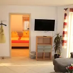 Apartment / Christ *